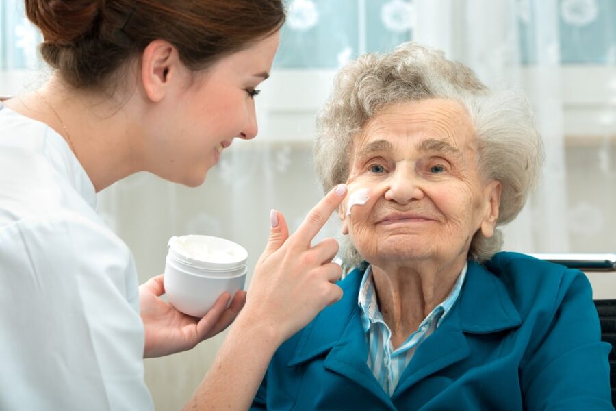Descubre Cómo Destacar en el Cuidado de Adultos Mayores con Este Curso Gratuito